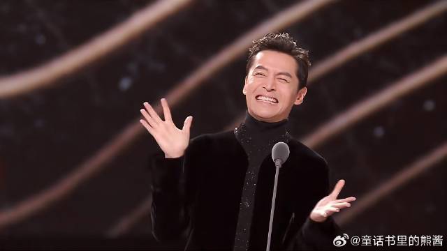 曾经弟弟在自己见证下领奖！胡歌看着吴磊登台，手都拍麻了