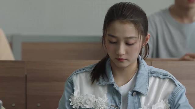 江疏影童谣毛晓彤关晓彤现身大学课堂引围观