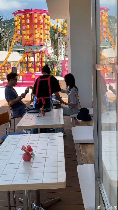 吴谨言洪尧海南度假被偶遇，不秀恩爱却成全网羡慕的婚姻样本