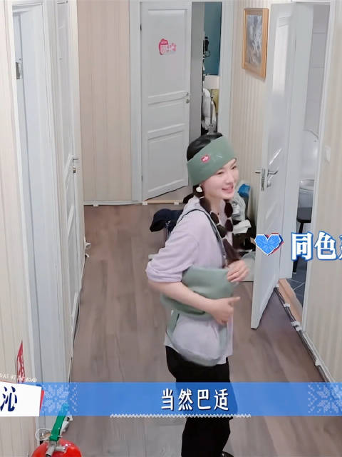 太可爱啦～那姐送沁沁发带，沁沁配了个配色小包就安安排上