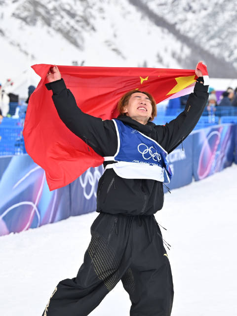 苏翊鸣米兰冬奥夺1金1铜，曾为滑雪暂停演艺生涯