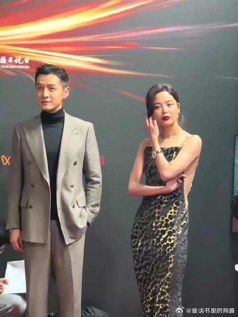 胡歌、唐嫣、辛芷蕾，《繁花》三人组亮相微博之夜红毯