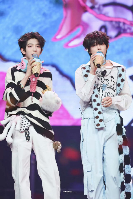 TF家族练习生陈奕恒和陈浚铭的‘拍拍灰搂肩’舞台互动具体发生在哪场演出？