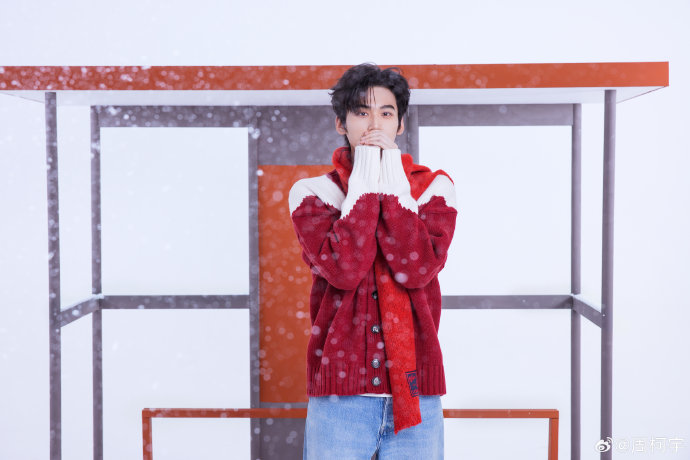 周柯宇在《金吾不禁》杀青后，接下来会有哪些新的工作或直播计划？