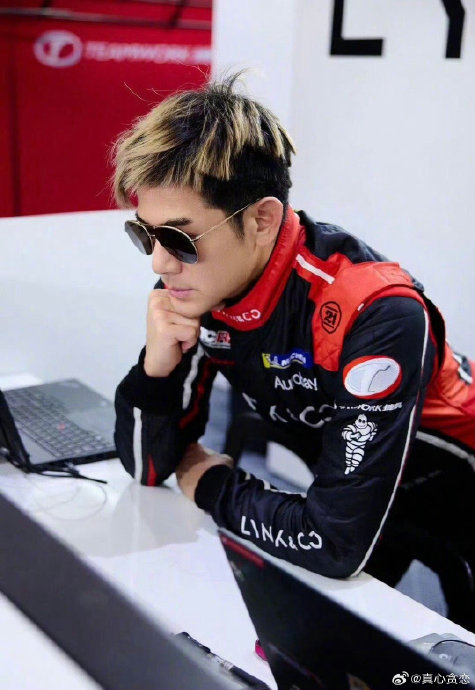 郭富城和王一博在春晚后台具体聊了哪些赛车话题？