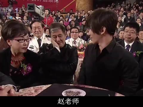 赵本山坐那就是一个小品，刘谦接不住