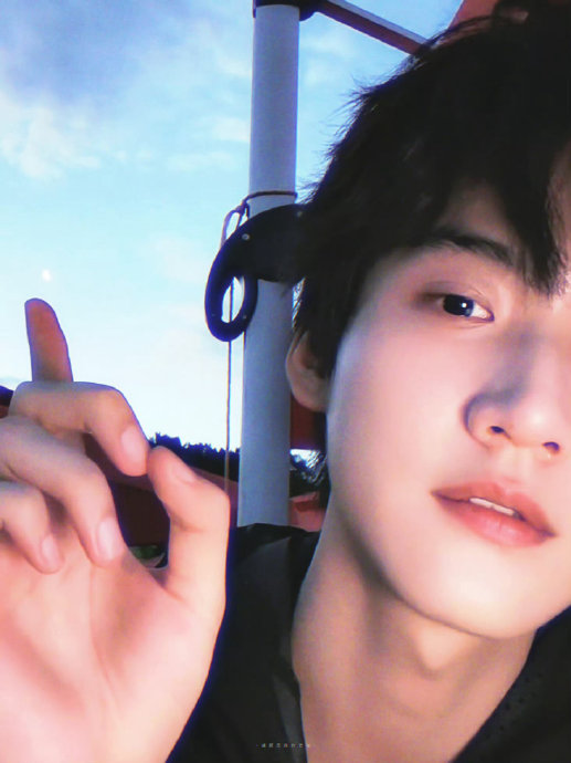 周柯宇如何在忙碌的拍戏期间坚持与粉丝直播互动？