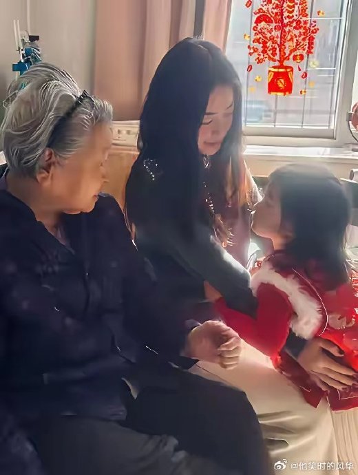 朱珠回津过年，穿香奈儿下厨，感叹年味浓在骨子里