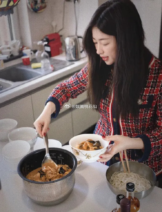 朱珠在天津过年具体体验了哪些独特的年俗活动？