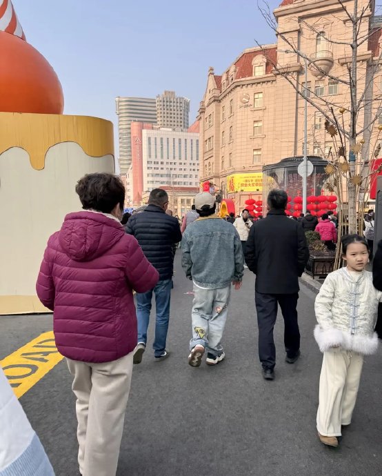 除了糖球会，黄渤在青岛过年期间还去了哪些地方？