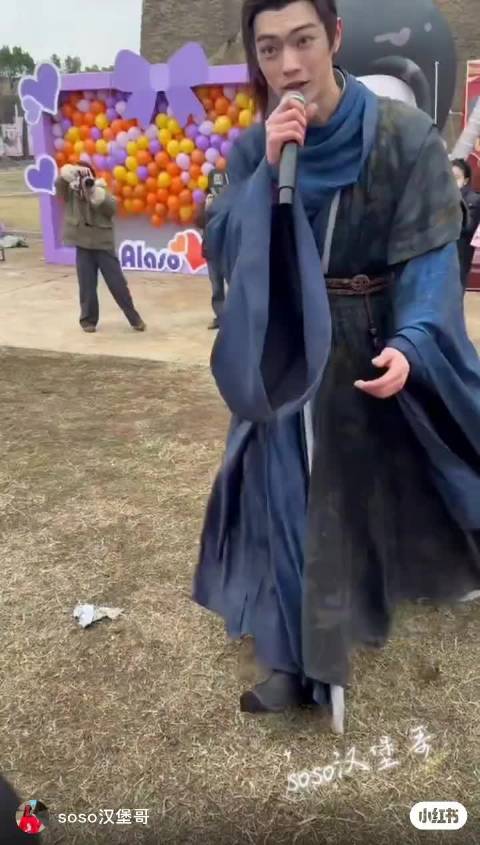 捡手机姿势都那么好看呢