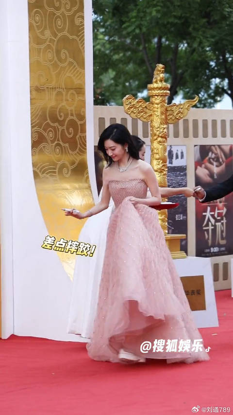 华表奖 的红毯，姐姐眼神中透露许多坚定！希望姐姐越来越强大