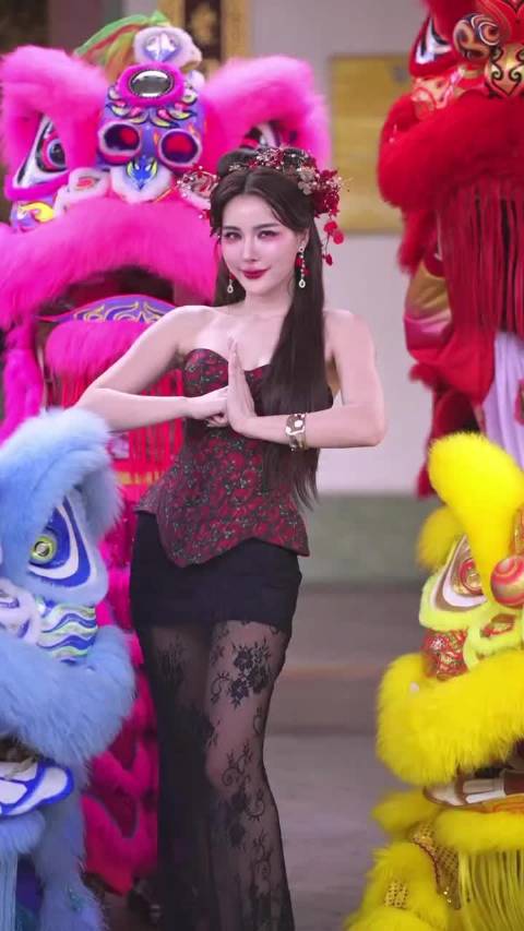 难怪小马哥还不收心，这拍得一股子风尘味