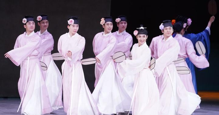 京华舞台春意闹，《只此青绿》《正红旗下》《天官赐福》等好戏连台年味浓