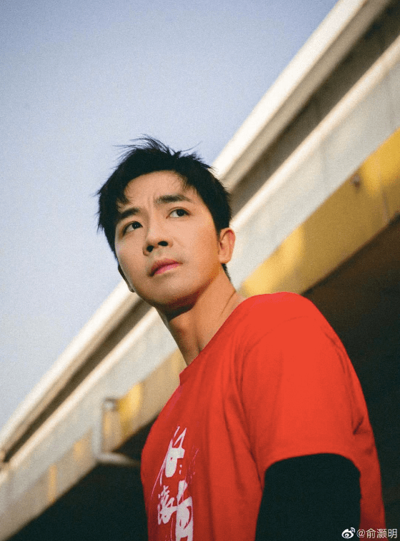 原创 俞灏明晒年夜饭，亲自下厨做一桌“豪横”硬菜，网友：长得帅厨艺棒