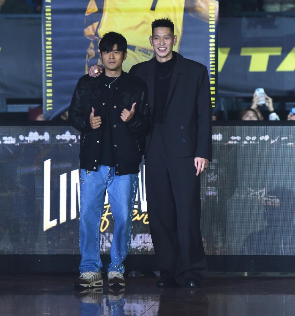 排面!周杰伦出席林书豪球衣退役仪式,周董:去新西兰球迷追星他我帮忙拍照!