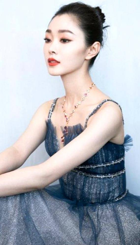 宋轶穿蓝色轻纱时尚裙,秀纤薄美背,30岁肤白貌美优雅显高级!_身材_设计_元素