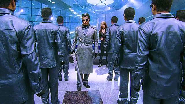 男人潜伏进机器人里，怎料被这样发现