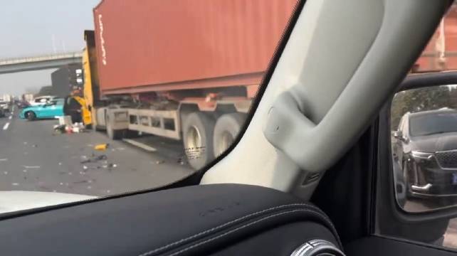 奔驰GLB？虽然是两台空货车，但抗住这个自重的前后夹击，也是很厉害了！