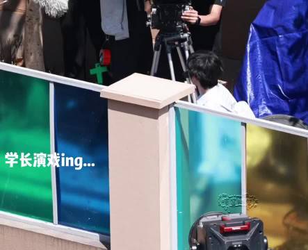 拍完戏导演给陈奕恒竖大拇指 陈奕恒做的很好！期待我们林清源学长