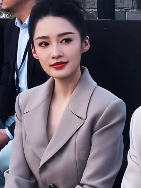 李沁浅灰西装亮相苏州AMI大秀，红唇点睛尽显优雅