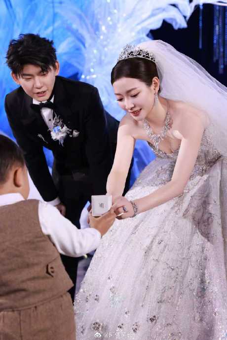 “雅思”情谊延续！艾登为雅琼姐姐贴贴纸，组合退役后的温情日常