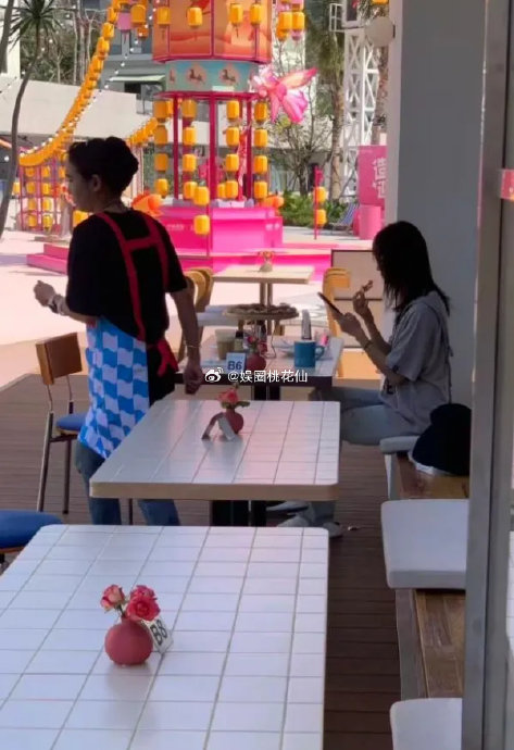 吴谨言洪尧在海南度假时具体有哪些被网友拍到的互动细节？