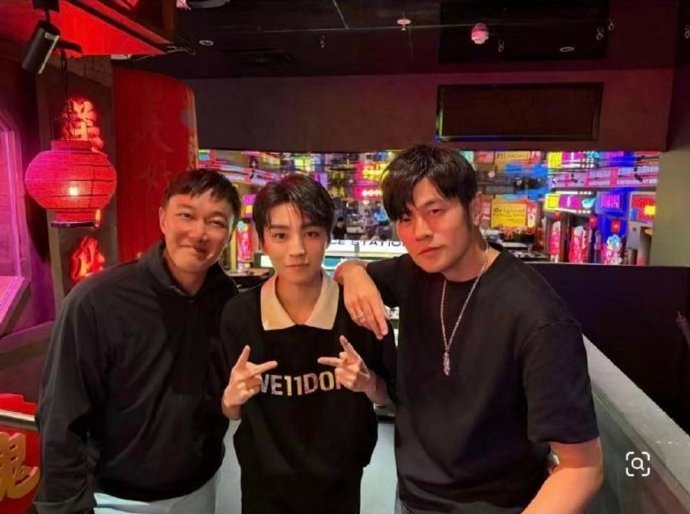 这张合影在社交媒体上发布后，三位当事人和官方账号有怎样的互动？