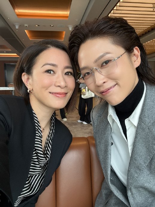 面对粉丝将佘诗曼与蒋祖曼的剧照P成AI亲吻图，当事人态度如何？