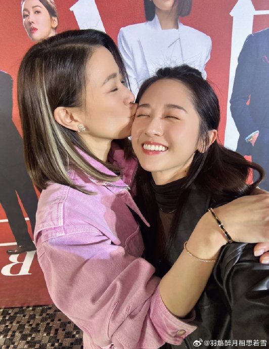 佘诗曼“亲完这个亲那个”，如何凭松弛感赢得全场喜爱？