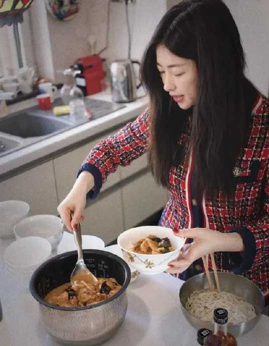 朱珠回津婆家过年，十三道家宴与四世同堂诠释地道津味儿