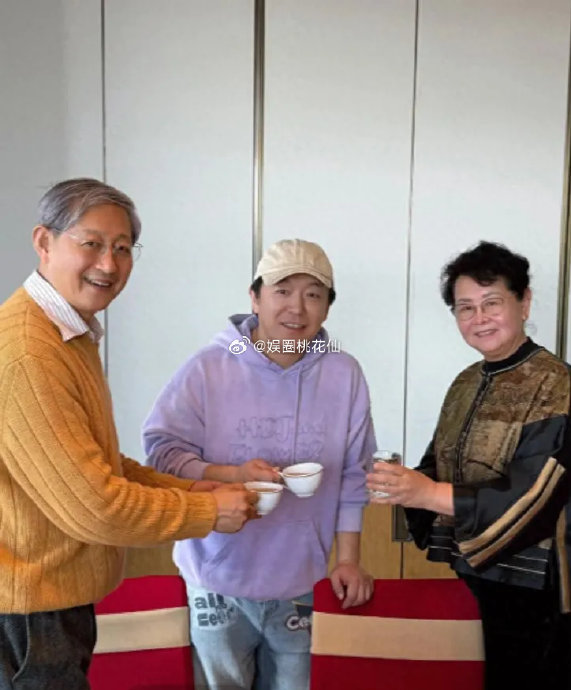 黄渤在家庭聚会上扮演了什么角色，他对待家人和友人的态度如何？