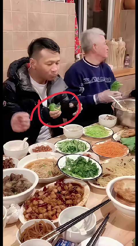 赵本山与徒弟家庭聚会品尝东北传统美食