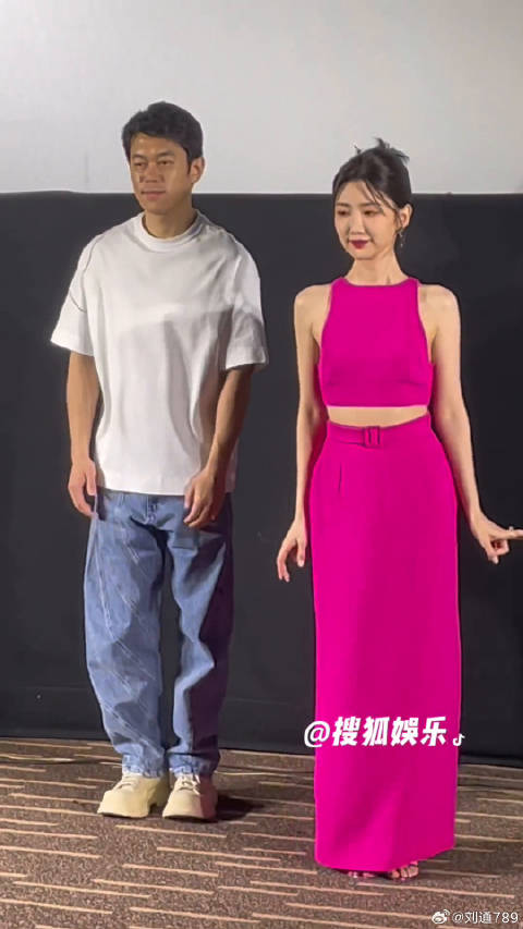 毛晓彤 熟练和刘冠麟 的不知所措，反差好大，笑到了