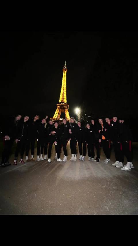 王媛媛重返巴黎分享喜悦，中国女排队员笑看埃菲尔铁塔