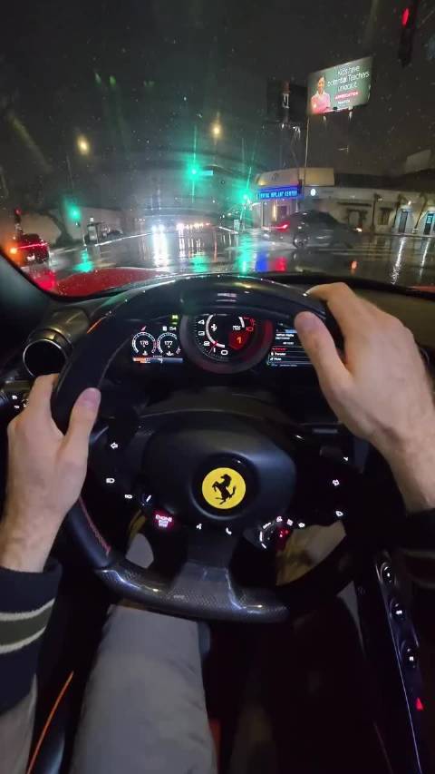 同样由Sora 2生成的法拉利视频 破绽就在声浪上，少了法拉利的韵律