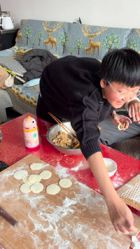 黄渤跳迎财神舞刷屏，网友晒初五包饺子迎财神