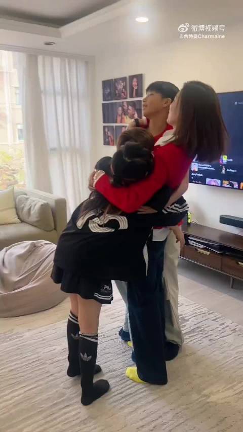 佘诗曼片场亲粉丝谈吻戏逻辑，宣传新剧邀观众互动