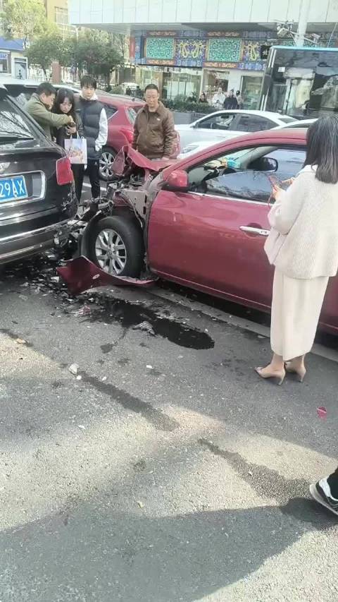 短剧现霸道女总裁爱上日产车主剧情