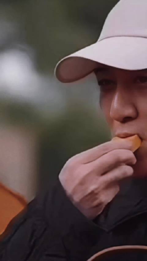 每次看见这两鬓的白发我都好想哭