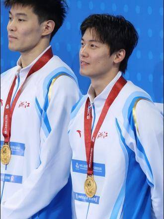 一只兔子领奖的全程实录（手持拍摄·微颤效果）