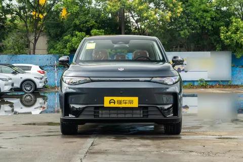 2026款零跑C10：15万级中型SUV的“黑马”，骑骑试试！