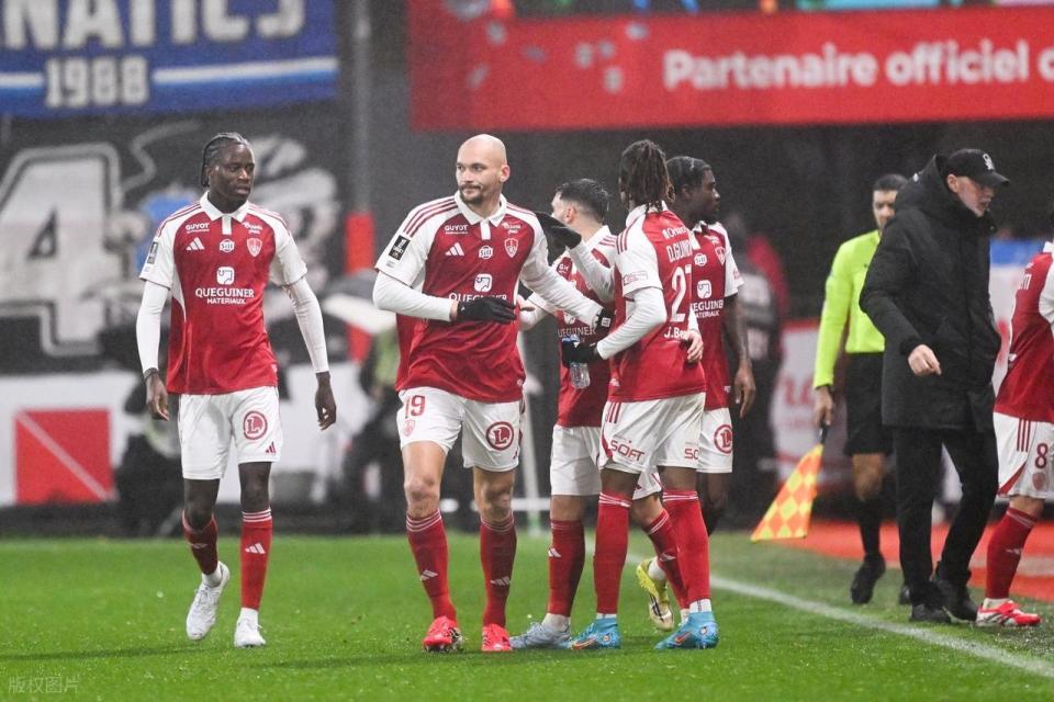 随着马赛爆大冷门0-2，法甲最新积分榜出炉