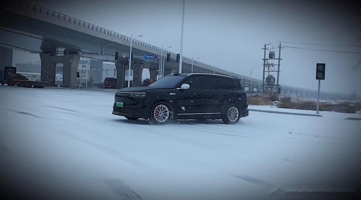 面对冰雪天气，智能驾驶的感知系统在极端环境下可能会“失准”，表现尚不稳定。以下是_阿维塔07社区社区