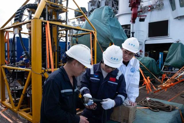 当地时间2月20日，“大洋号”钻机组在工作。新华社发（罗矢滕 摄）