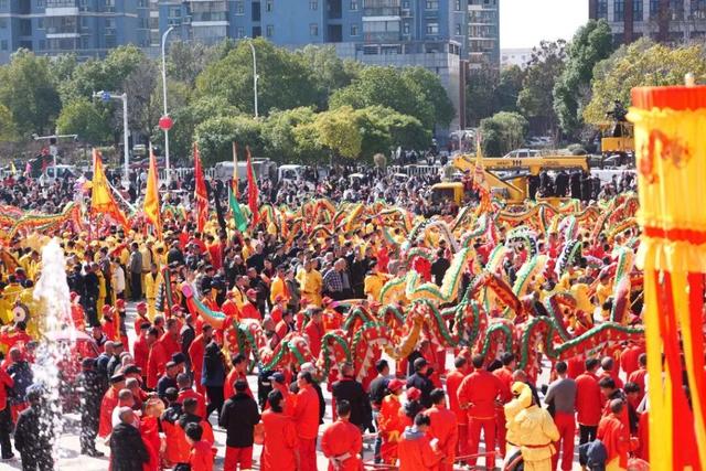 大年初五，黄冈“东坡庙会 黄州东坡 龙灯巡游”启幕，36条龙灯舞动全城。（来源：湖北文旅）