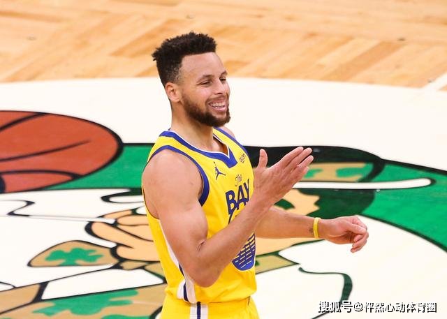 不是萌神是战神 库里轰47分火力全开_勇士