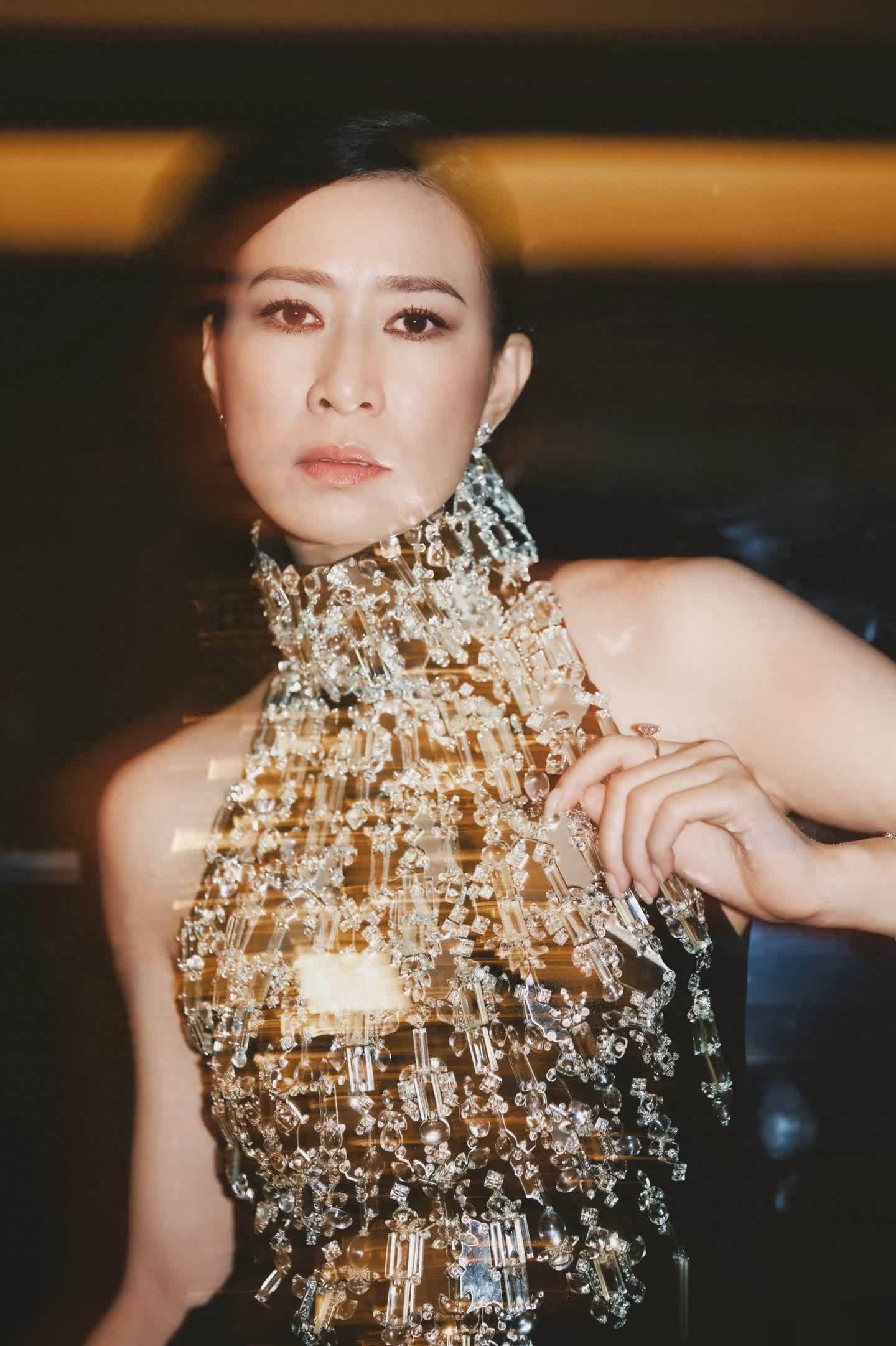 佘诗曼晒最新写真照，展现别样魅力