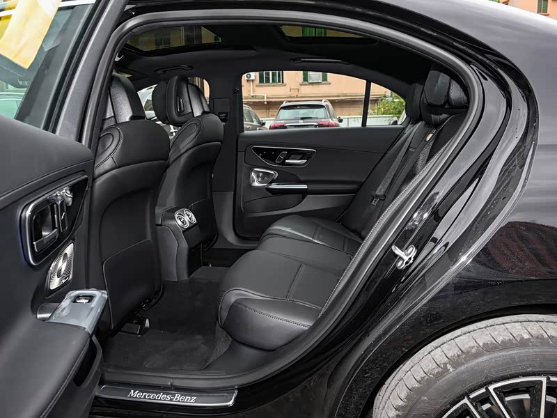 奔驰C级后排坐三个成年人会不会很挤?