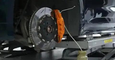 千万当心！十年老车换刹车油，为何这一步乱来就吃亏？